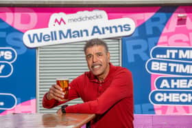 Chris Kamara shows his support for The Well Man Arms in Nottingham.