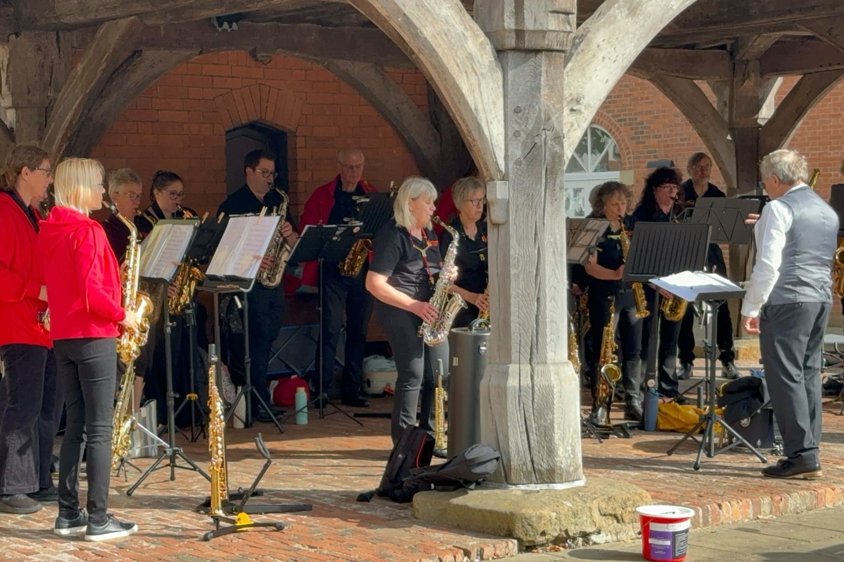 Pop up concert raises £100 for Jubilee Foodbank