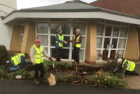 A hardy band of volunteers have braved wind and rain to plant a stunning 4,000 crocus bulbs in Market Harborough.