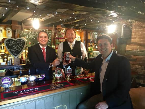 Alberto Costa visiting the Baker’s Arms in Blaby alongside Stephen Gould (R), Managing Director of Everards, and the pub’s Licensee, Chris Smart (Cent).