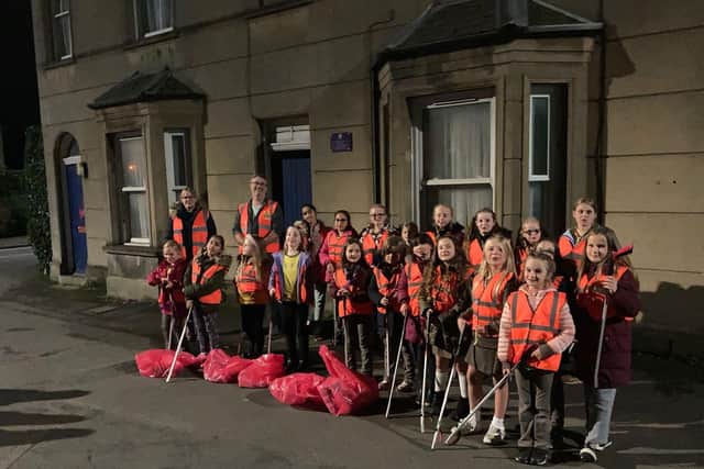 20 girls from the 5th Market Harborough Brownies joined forces with other volunteers and Geoff Walker from the Wombles in Litter Education to collect litter in and around Market Harborough town centre.