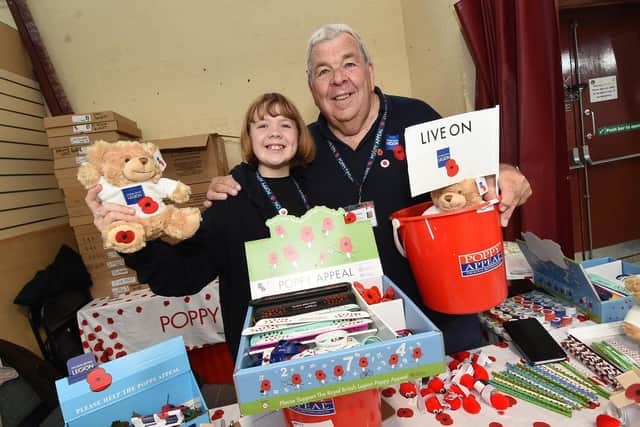 Poppy Appeal launch...Molly Leeder, 11, helps grandad Stewart Harrison, chairman of Market Harborough Royal British Legion, at Market Harborough indoor market.
PICTURE: ANDREW CARPENTER