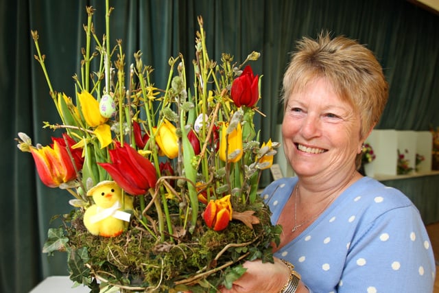 HOR 260311 Steyning Spring Show. Val Hodges with her arrangement. photo by derek martin ENGSNL00120110328100610