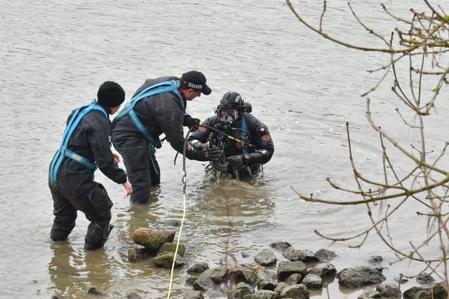 Members of the underwater search team assist the diver at the River Witham. EMN-220203-142912001