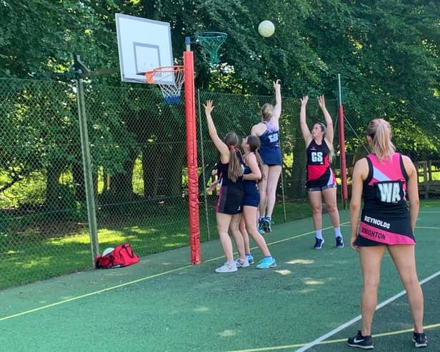 It was a nail-biting clash between Snowfinders and Knighton in the Market Harborough Netball League