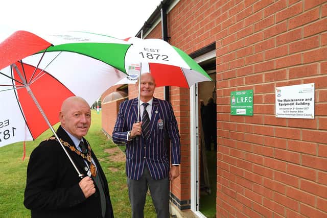 Martyn Holmes (president) and chairman of Harborough District Council Stephen Bilbie unveil the plaque.
PICTURE: ANDREW CARPENTER