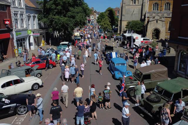 Busy scenes on the High Street during the Harborough Classic Car Show on Sunday.
PICTURE: ANDREW CARPENTER
