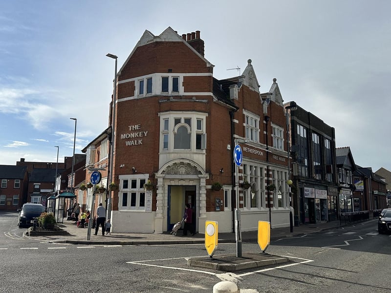 Part of their review: Inside it’s a rather small pub, L-shaped with cosy seating areas off to the side. To the rear is one of the smallest beer gardens we’ve ever encountered however, primarily designed as somewhere for customers to smoke without standing on the main road.
Overall score: 2.33/5