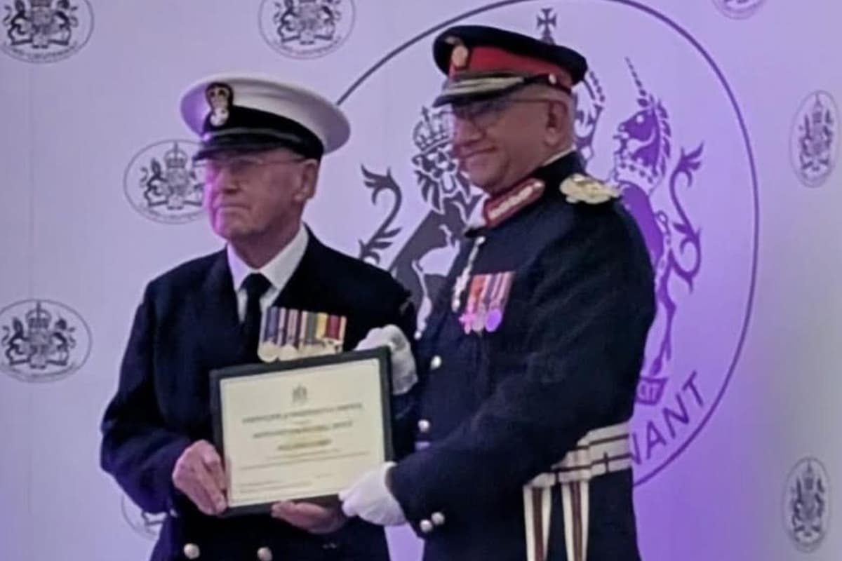 Kommandant der Market Harborough Sea Cadets erhält Sonderauszeichnung vom ...