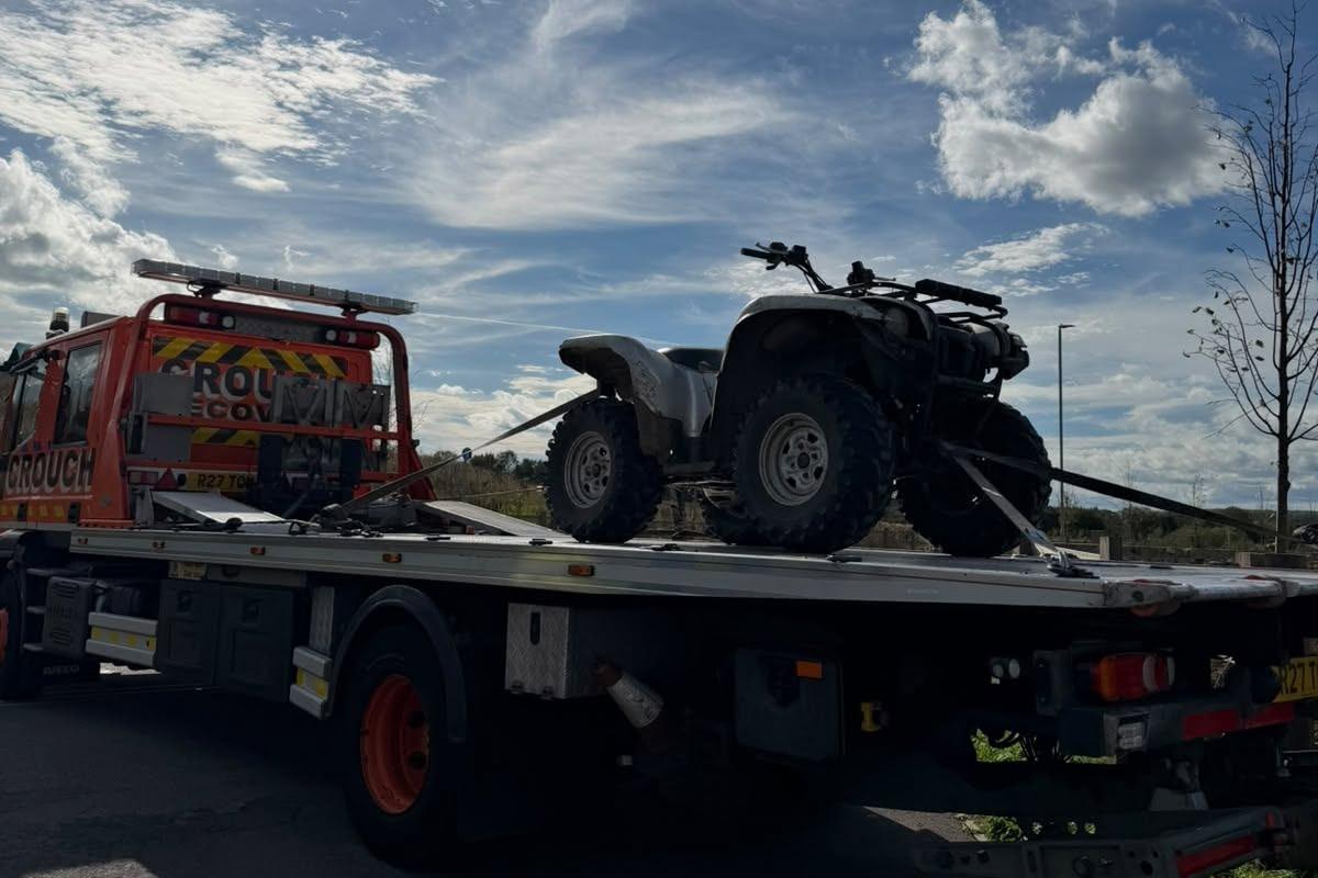 Quad nach „rücksichtsloser Fahrt“ im Landschaftspark von Lutterworth ...