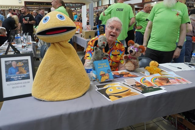 Ronnie Le Drew with Zippy and Sooty