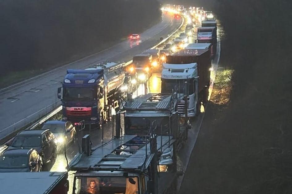 Die A14 in Richtung Westen ist wieder geöffnet, aber ein 21 Kilometer ...