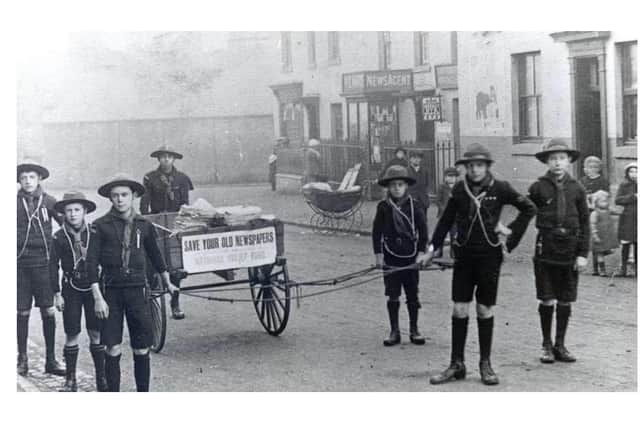 The original photograph below shows some of the first members of the 1st Kibworth Scout Group collecting newspapers for the national relief fund. Sadly the exact date isn’t know but it’s thought to be about 1916. It was photographed on High Street in Kibworth Beauchamp, with their back to the Manor House and what is now Smeeton Road and Loros.