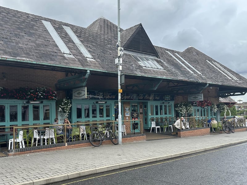 Part of their review: The interior takes in a lot of natural light from the glass windows at the front of the pub, and it stretches around to a sunken seating area to the right. The front windows appear to open fully which presumably makes this a rather lovely pub to enjoy in the (rare) hot days of the British summer.
Overall score: 2.83/5