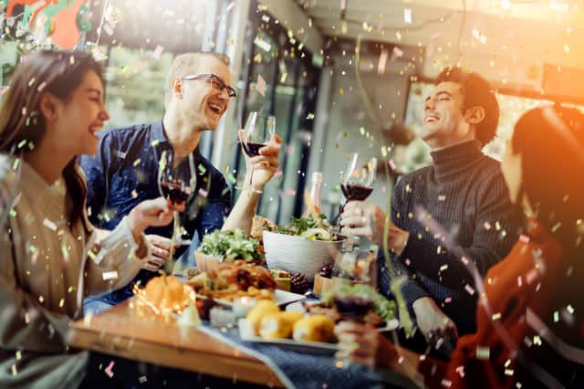 Aim for a dinner party with no more than six guests according to survey (photo: Adobe)