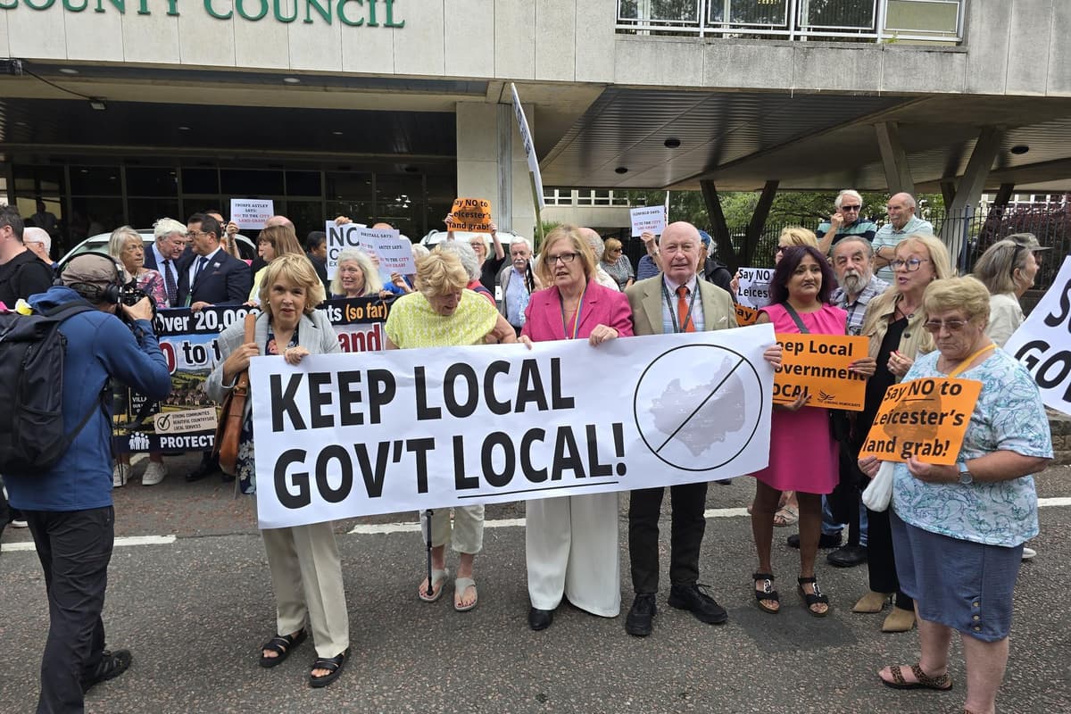 Stadträte von Harborough unter den Demonstranten vor dem Kreishaus ...