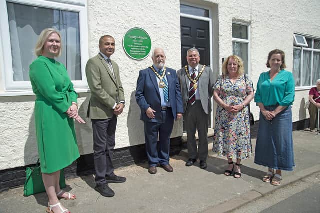 Centre, Chairman of Leicestershire County Council Kevin Feltham unveils the green plague in Fleckney to honour Fanny Deacon.
PICTURE: ANDREW CARPENTER