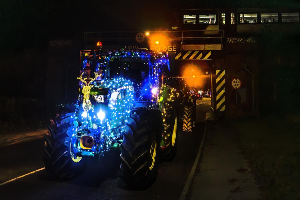 In pictures: Festive tractor run lights up south Leicestershire for the fourth year running 