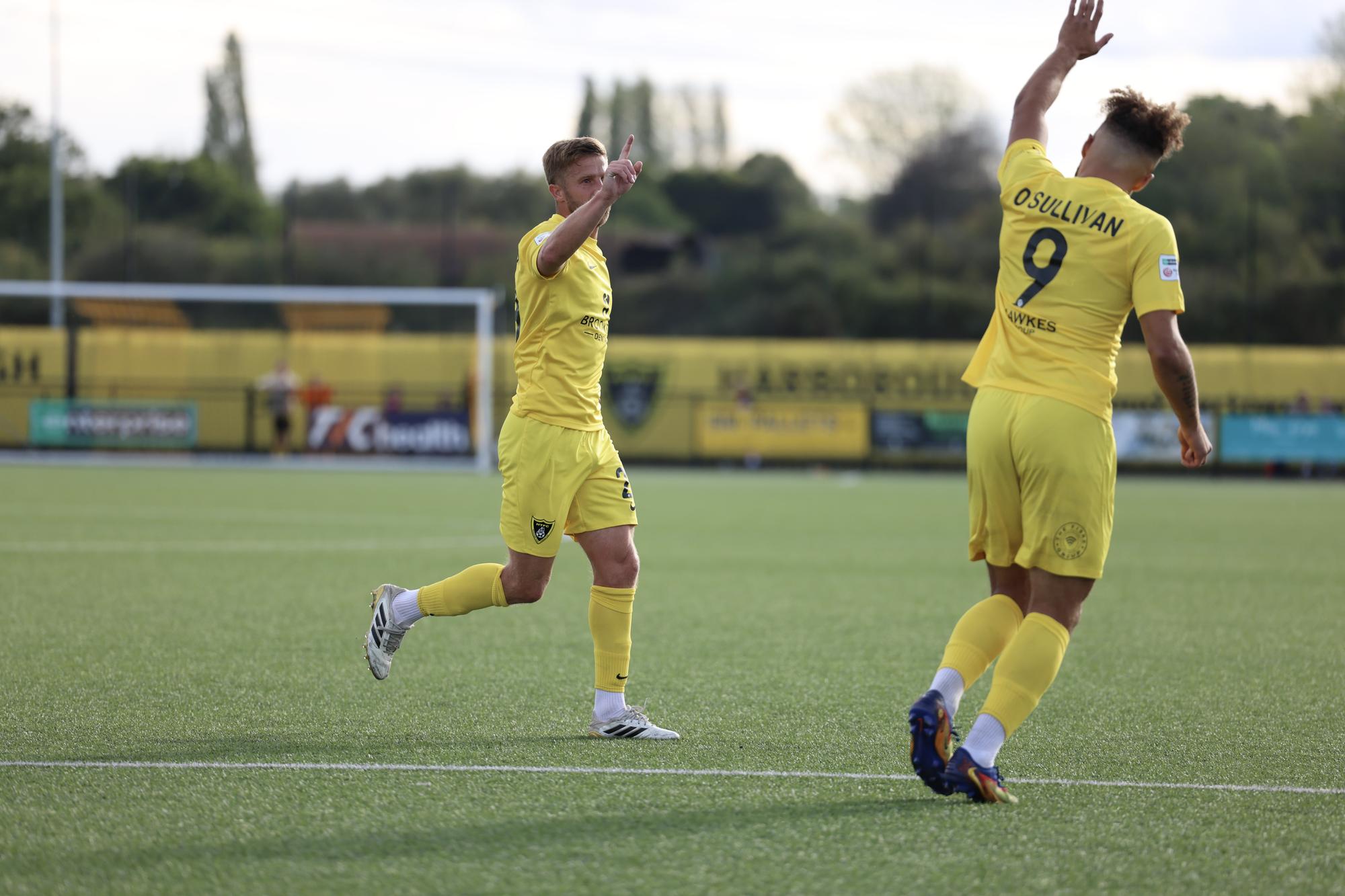 Michael Jacobs erzielt Siegtreffer für Harborough Town im FA Cup.