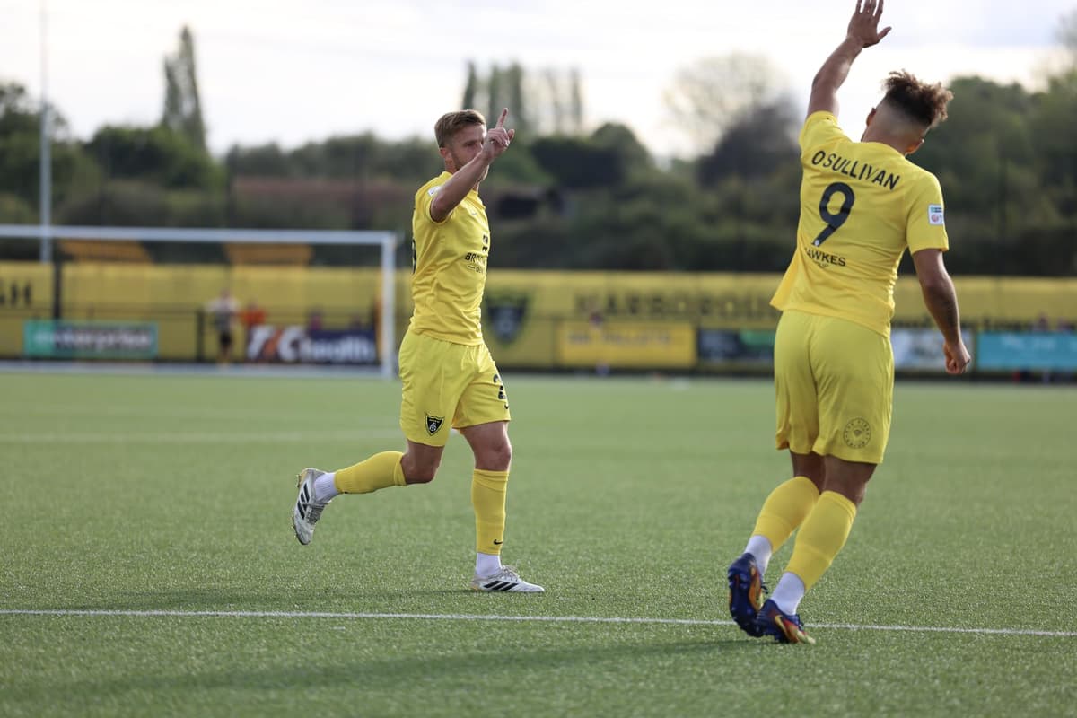 Michael Jacobs erzielt Siegtreffer für Harborough Town im FA Cup.