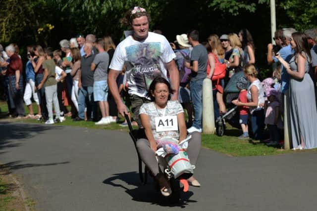 Action during the Great Glen wheel barrow races.
PICTURE: ANDREW CARPENTER NNL-180409-170053005