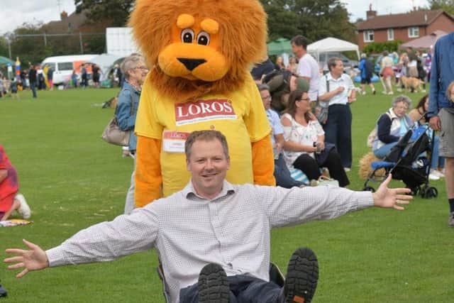 Loros mascot Lionel gives Neil O'Brien MP a ride in a wheelbarrow. PICTURE: ANDREW CARPENTER.