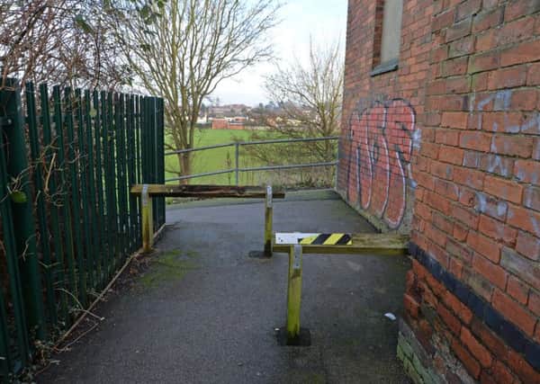 Scene of purse snatch on alleyway between Symington's Way and Symington's recreation ground in Market Harborough used by many dog walkers.
PICTURE: ANDREW CARPENTER