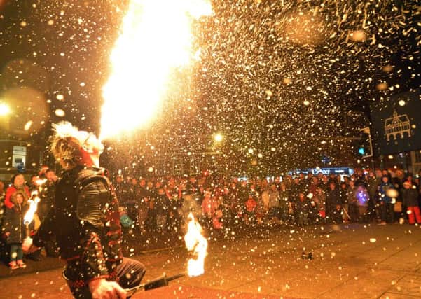 Fire eater Klas R Tacer wows the crowds during the Market Harborough Christmas Fayre. (MAIL PICTURE: ANDREW CARPENTER) NNL-140812-135022001