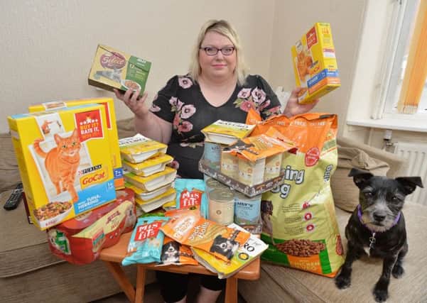 Lisa Parratt pictured with her pet Shadow has set up a pet food bank service in Market Harborough.
PICTURE: ANDREW CARPENTER NNL-171110-083803005